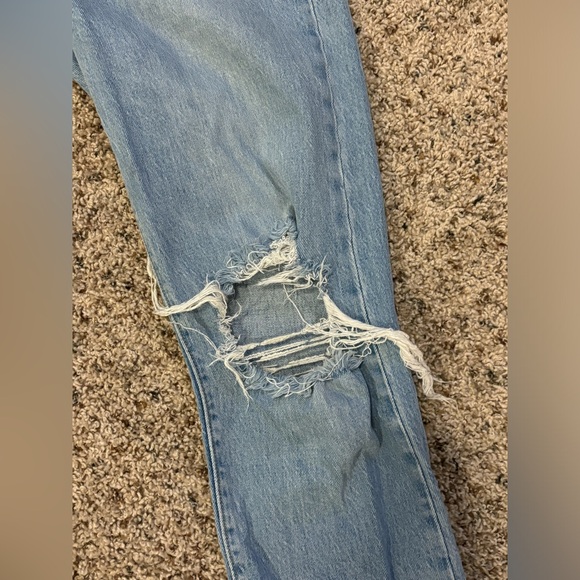 Levi’s Wedgie Straight in Distressed Light Wash - Picture 2 of 8